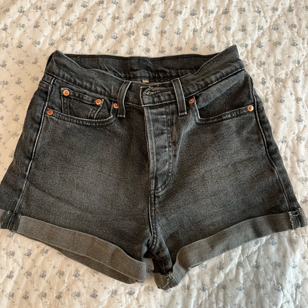 grey levi’s wedgie fit shorts. size 26